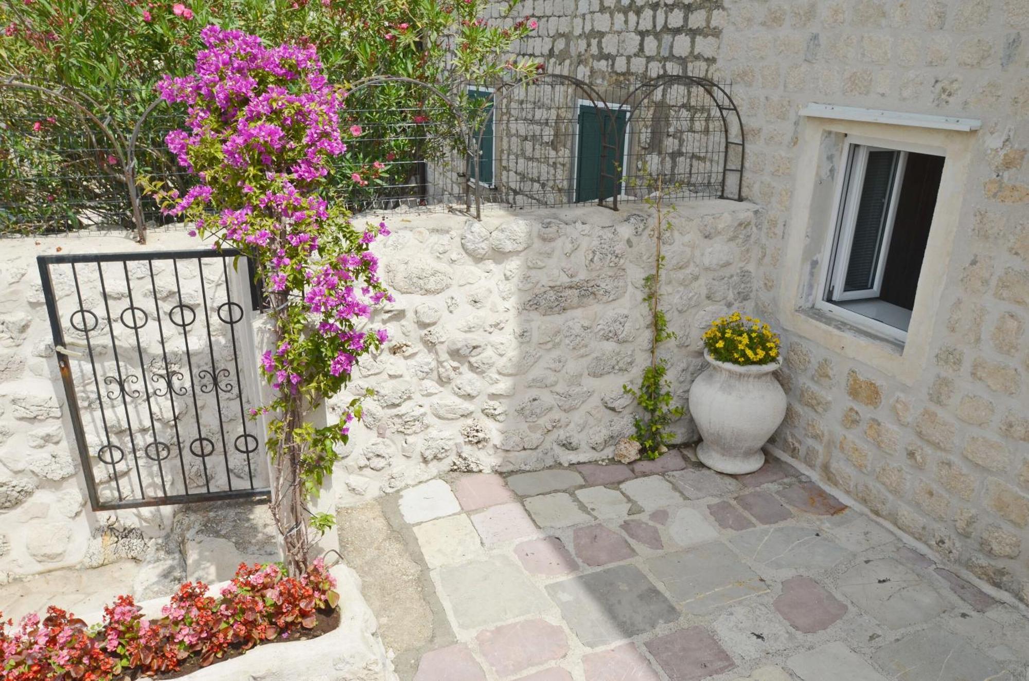 Apartments Mir I Dobro โกตอร์ ภายนอก รูปภาพ